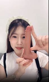 คลิปหลุด – สาวหน้าหมวย ตัวเล็กน่ารัก ตั้งกล้องขึ้นขย่มดีโด้ปลอมในห้องน้ำ โครตเสียว ต่อด้วยโชว์ยัดแตงกวาเข้าหี